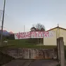 Uno striscione al campo di Vellai sede della Dynamo