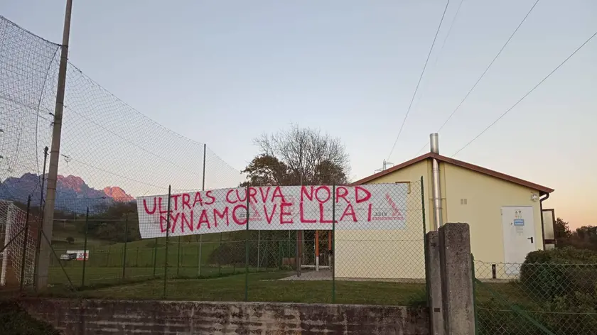 Uno striscione al campo di Vellai sede della Dynamo