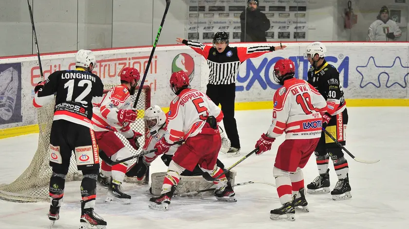 Una fase del derby fra Alleghe e Feltre (Foto Floridia)