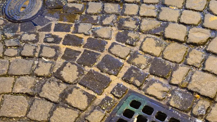 La perdita di acqua in piazza dei Martiri davanti l'Oviesse che sarà riparata giovedì notte