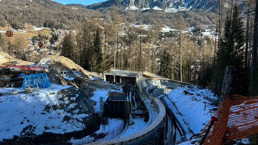 Il cantiere dall futura pista da bob, skeleton e slittino di Cortina