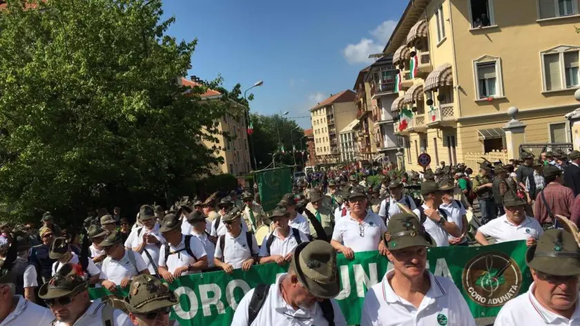 Gli alpini della sezione di Belluno durante la lunghissima sfilata tra le strade di Asti