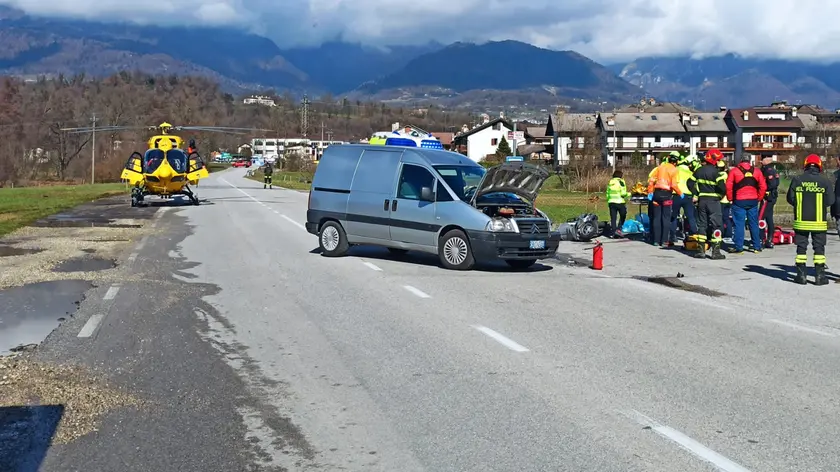 L'incidente alle Industrie: l'eliambulanza attende che il ferito venga stabilizzato per caricarlo a bordo