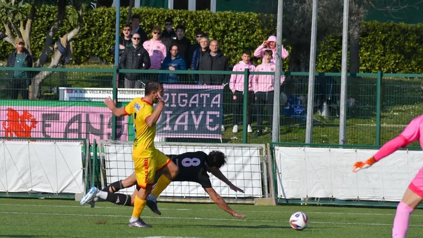 Il fallo da rigore su Pellizzari (Foto De Zanet)