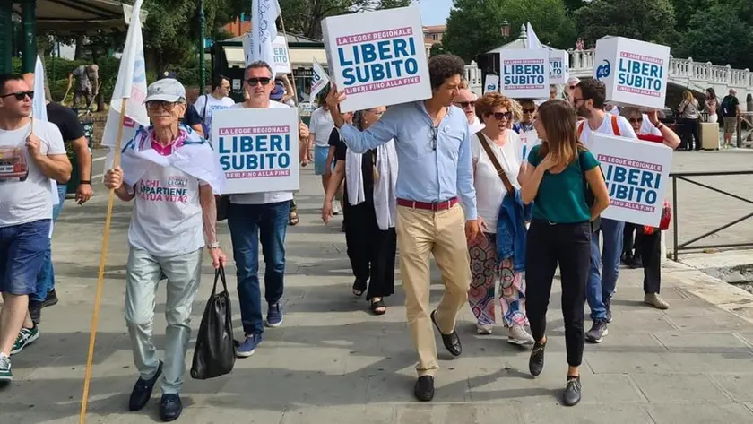 Marco Cappato, Elena Ostanel e gli attivisti di Liberi subito alla consegna delle firme per la legge sul fine vita