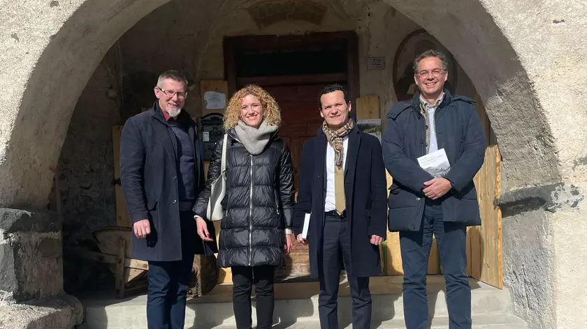 Da sinistra Carlo Suani, Isabella Marchione, André Comploi ed Heinrich Videsot all'Istituto ladino Cesa de Jan di Colle Santa Lucia