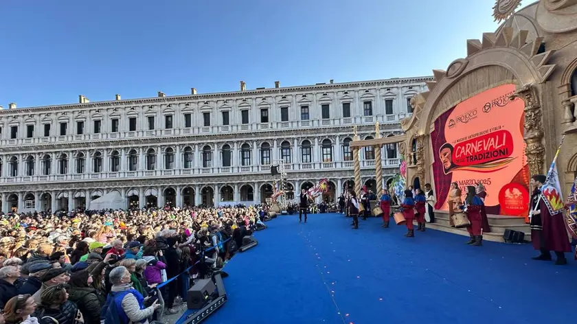 A Venezia la sfilata delle maschere delle regioni d'Italia