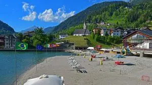 La spiaggia del lago di Alleghe