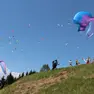 Una competizione di parapendio sul monte Avena