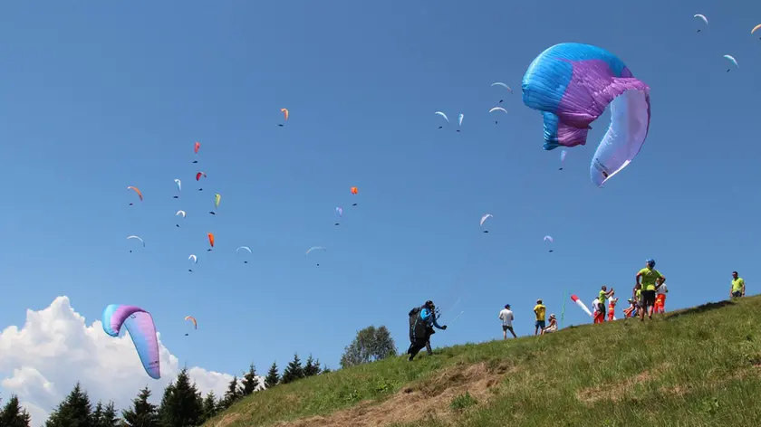 Una competizione di parapendio sul monte Avena