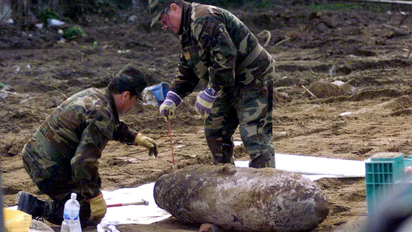 Artificieri impegnati nel disinnesco di una bomba