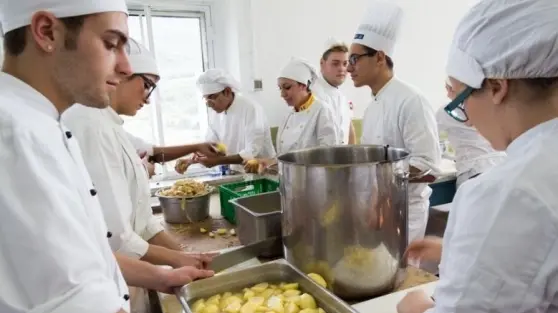 Lavoratori stagionali nella cucina di un albergo - simbolo