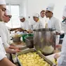 Lavoratori stagionali nella cucina di un albergo - simbolo