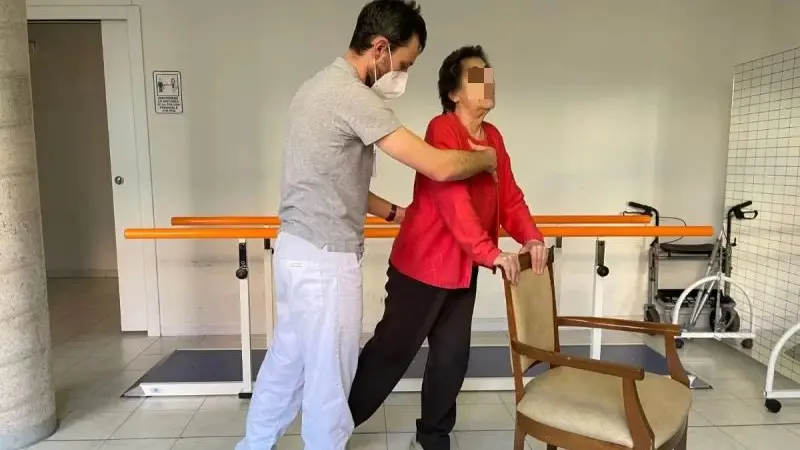 Una seduta di fisioterapia