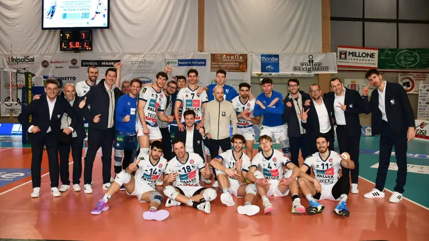 Tradizionale foto di gruppo per il Belluno Volley dopo la vittoria