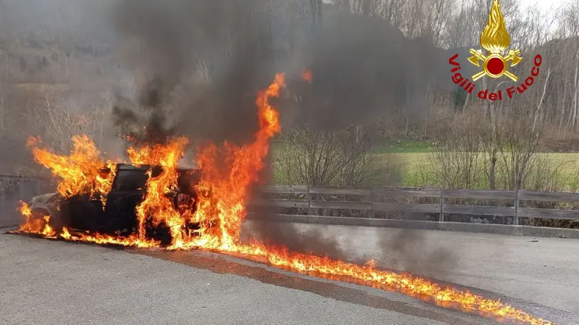 La macchina andata a fuoco a Sospirolo