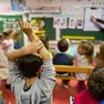 Un gruppo di bambini in una scuola materna con un’insegnante