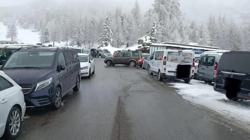 Il parcheggio selvaggio lungo il Passo Falzarego