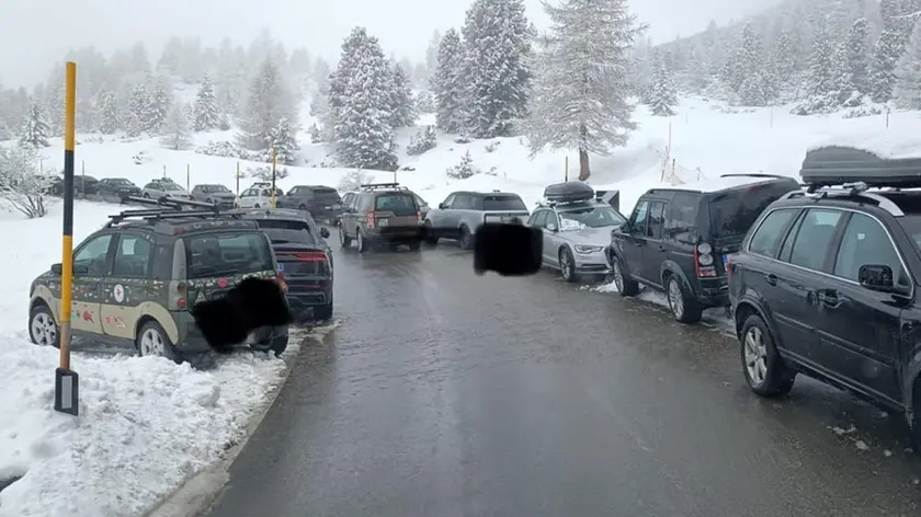 Le auto parcheggiate a lato strada sul passo Falzarego