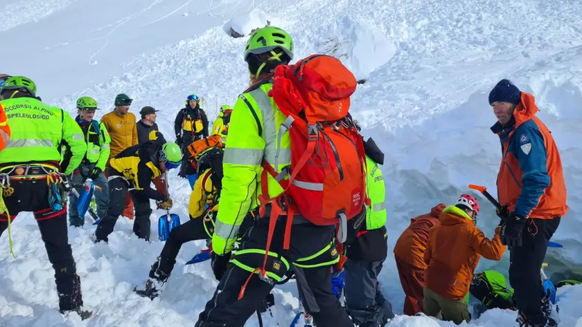 Le operazioni di salvataggio degli scialpinisti travolti dalla valanga (foto Soccorso alpino)