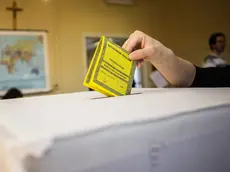 Un cittadino al voto in una foto di repertorio