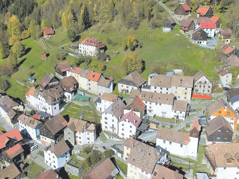 La copertina del libro: lo spopolamento della montagna è un fenomeno in preoccupante ascesa dal 2014 anche in Friuli Venezia Giulia