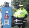 Agenti della polizia municpale alle prese con un autovelox