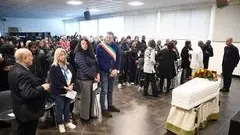 Chiesa evangelica gremita per l'addio ad Afra