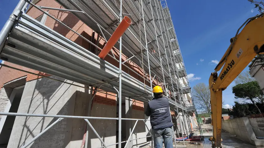 Un tecnico al lavoro in un cantiere edile