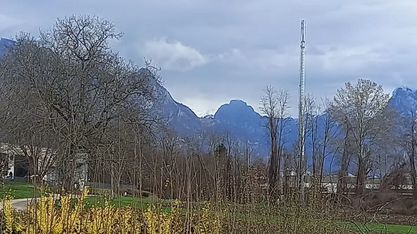 Il ripetitore installato a Meano di Santa Giustina, a ridosso della frazione di Luni di San Gregorio nelle Alpi