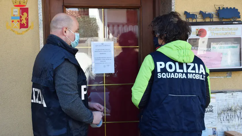 BELLUNO - Operazione della polizia - Supermarket della coca al Bar Sport di Sois - Il titolare si barrica e tenta di bruciare gli stupefacenti - La Squadra mobile sfonda la porta e arresta Roberto Dal Borgo trovato con otto etti di droghe cocaina e hashish. Locale chiuso 15 giorni - i sigilli al locale -