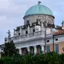 La facciata di palazzo Carciotti con le statue e la cupola