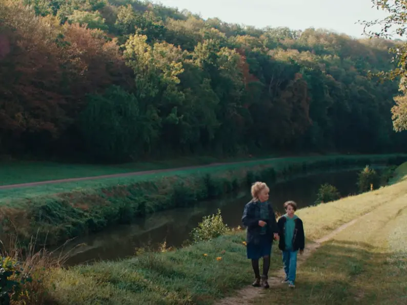 Il film "Sotto le foglie"