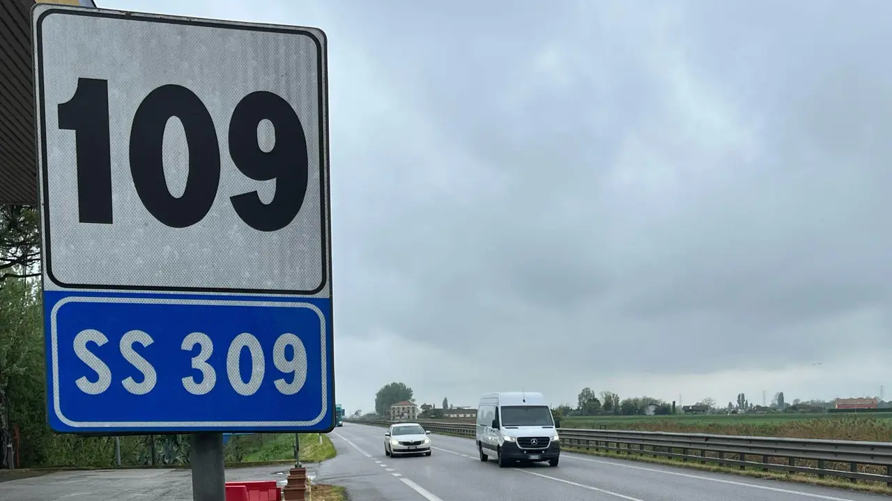 Tra sorpassi azzardati e file di Tir, il reportage dalla statale Romea