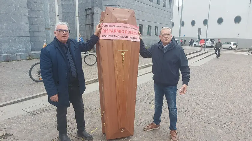 La protesta fuori dal tribunale di Padova