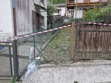 Qualcuno ha posato dei mazzi di fiori all’esterno dell’abitazione dove sono morti Vladislav e Riccardo Gaio