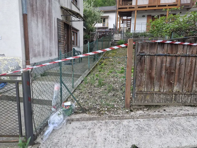 Qualcuno ha posato dei mazzi di fiori all’esterno dell’abitazione dove sono morti Vladislav e Riccardo Gaio