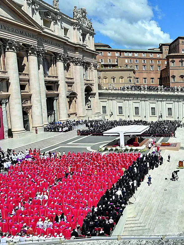 Una piazza San Pietro gremita per l'ultimo saluto a Papa Francesco