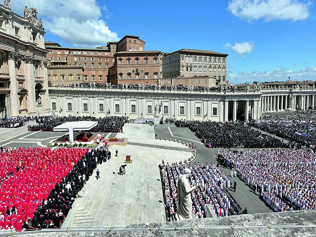 Una piazza San Pietro gremita per l'ultimo saluto a Papa Francesco