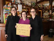 Le titolari del bar mostrano il cartello che avvisa della multa