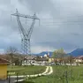 Il traliccio della linea elettrica che attraversa Limana, passando anche vicino alle scuole (a destra nella foto)