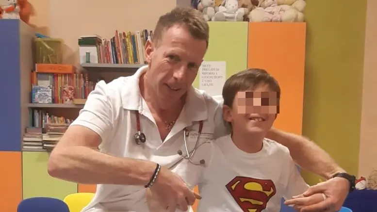 Giangiacomo Nicolini con un piccolo paziente