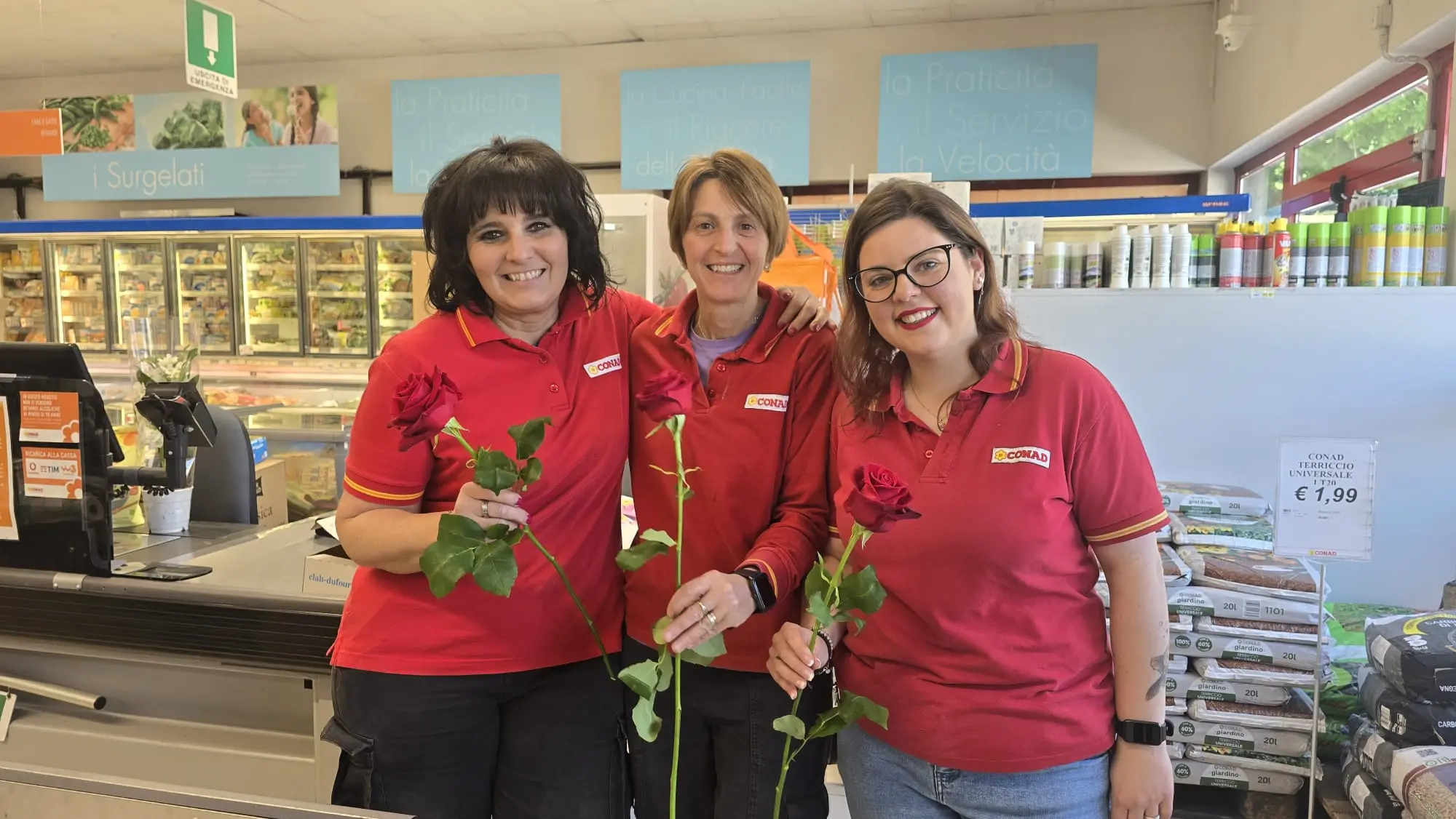 Lavoratrici di un supermercato con la rosa della campagna "Pane e rose"