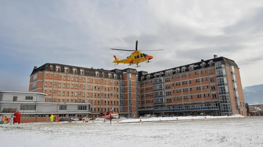 L'elicottero del Suem atterra all'ospedale di Belluno