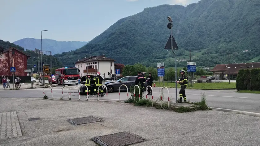 Forze dell'ordine e vigili del fuoco ad Anzù per l'incidente stradale