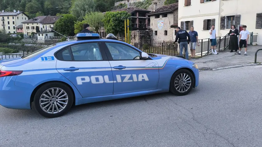 La volante della Polizia a Borgo Prà