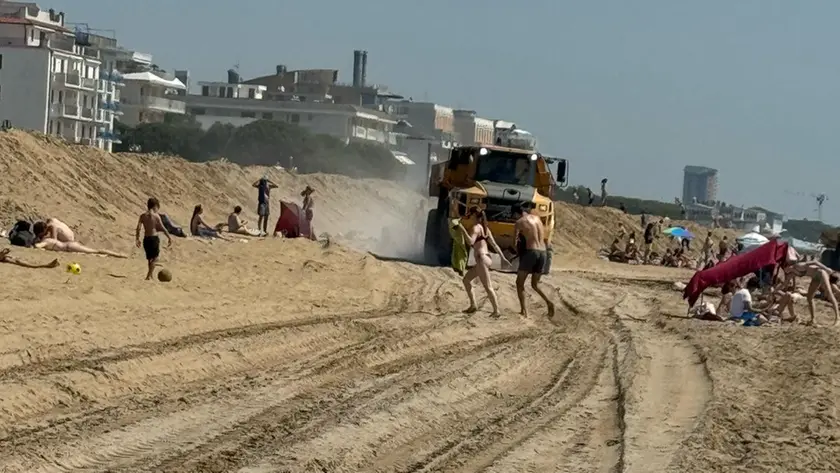 Le ruspe al lavoro tra piazza Milano e piazza Torino a Jesolo, in mezzo ai bagnanti (foto Bortoluzzi)