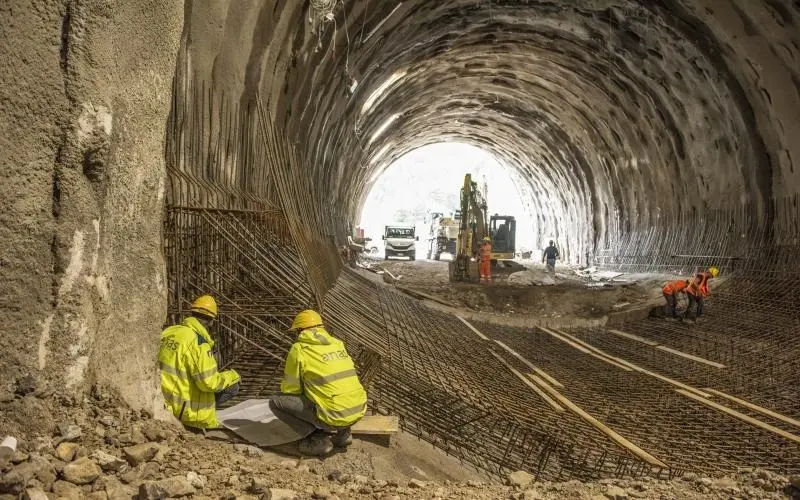 Uomini al lavoro alla variante di Valle