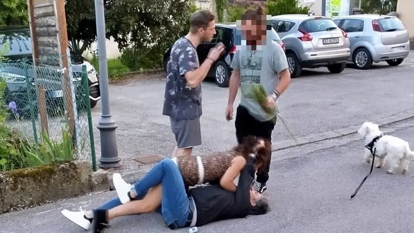 Le immagini dell'aggressione