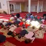 Un momento della preghiera dei bambini all’interno della moschea gestita da Emanet a Susegana